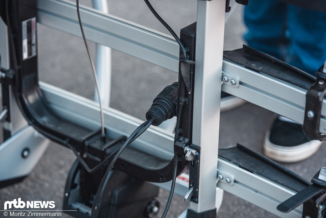 Das Kabel kann beim Transport am Heckträger befestigt werden, sodass nichts nervig herumbaumelt.