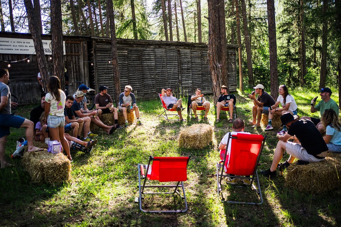72 - Liegestuhlkreis mit Bier  Enspanntes Warten auf die Siegerehrung  - Foto (c) Max Schumann jpg