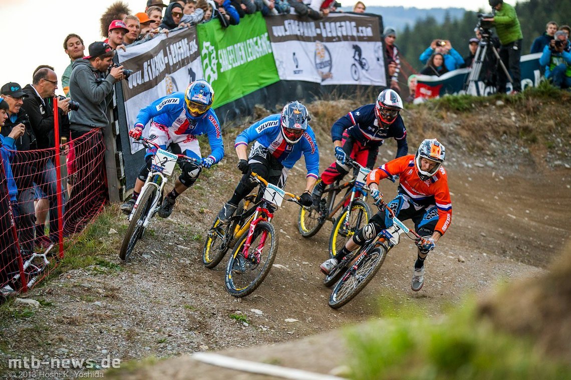 Finale: Michael Mechura (1) und Tomas Slavik (2) geben beide nicht nach und crashen am Ende dieser Graden. Joost Wichman (7) zündet den Turbo und sprintet auf Platz 1 zum Weltmeistertitel 2013!