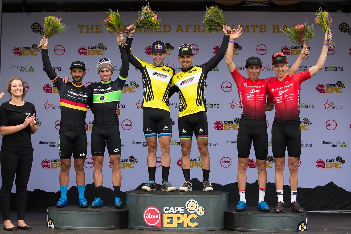 Das erste Podium der Herren beim Cape Epic 2019. Wie bereits im Jahr zuvor landete Manuel Fumic und Henrique Avancini auf dem zweiten Rang. Auf Platz eins und drei gab es jedoch neue Gesichter zu sehen