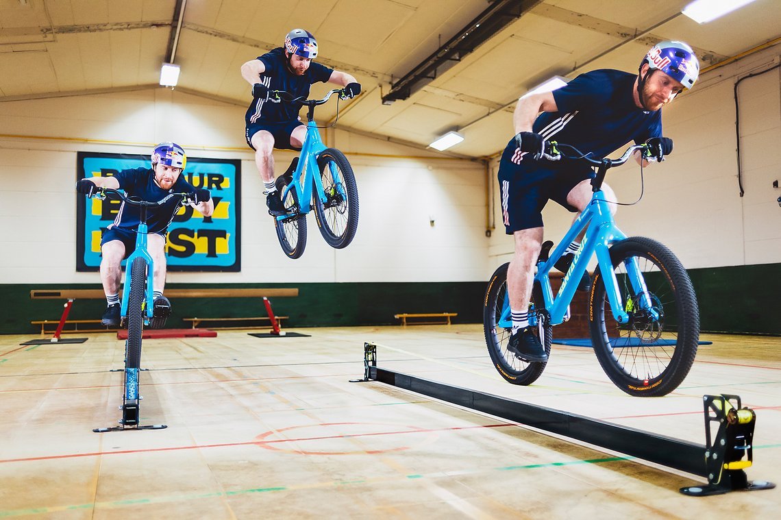 Wenig Druck = mehr Grip: Das gilt beim Slackline-Sprung ganz besonders.