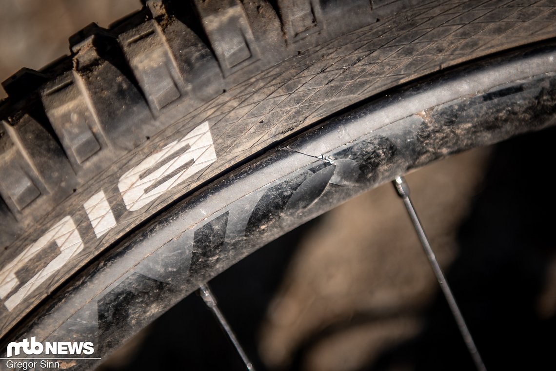 Die Carbon-Felge am Bontrager-Hinterrad hat einen harten, aber keineswegs außergewöhnlichen Steinkontakt leider nicht überlebt