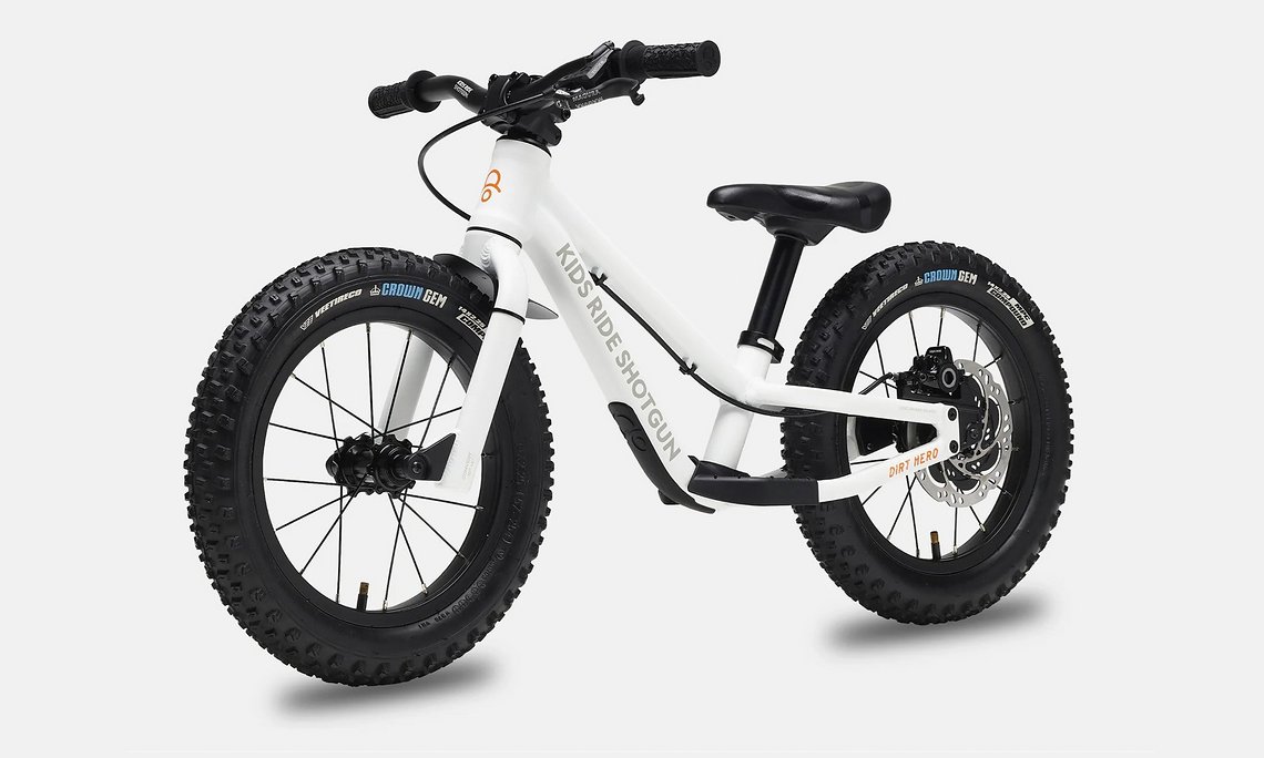 Auch der Nachwuchs verdient tolle Bikes – von Kids Ride Shotgun gibt es das Dirt Hero Laufrad.