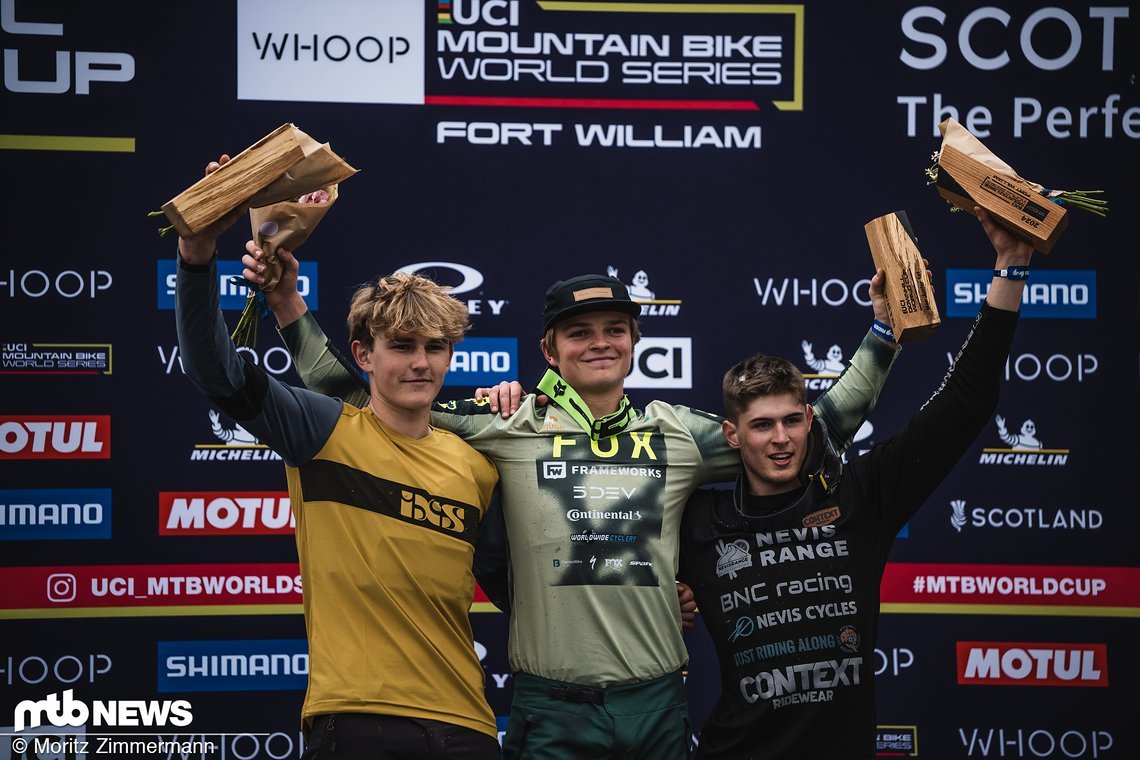 Asa Vermette (Mitte) gewinnt den ersten Junioren-World Cup des Jahres vor Luke Wayman (links) und Daniel Parfitt (rechts).