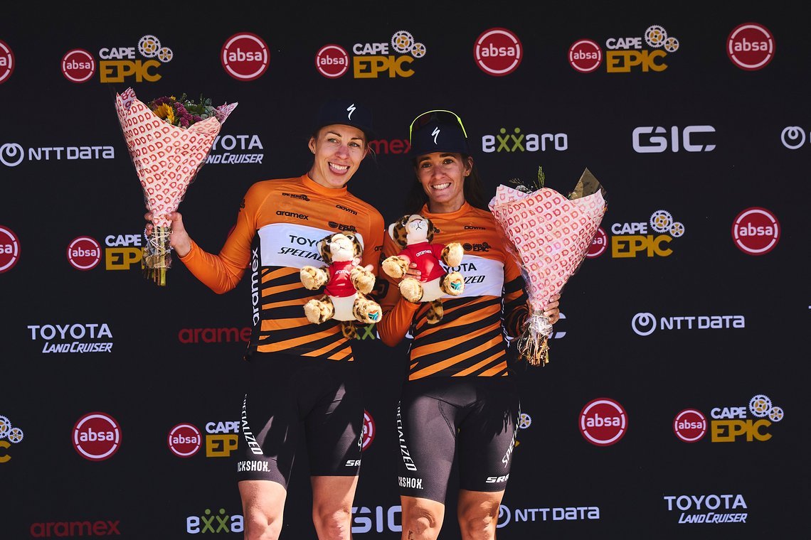 Bei den Damen ist die Sache etwas klarer: Annika Langvad und Sofia Gomez Villafane haben bereits sieben Minuten Vorsprung in der Gesamtwertung. Trotzdem: Für Tag zwei beim Cape Epic ist das noch nicht wirklich sicher!