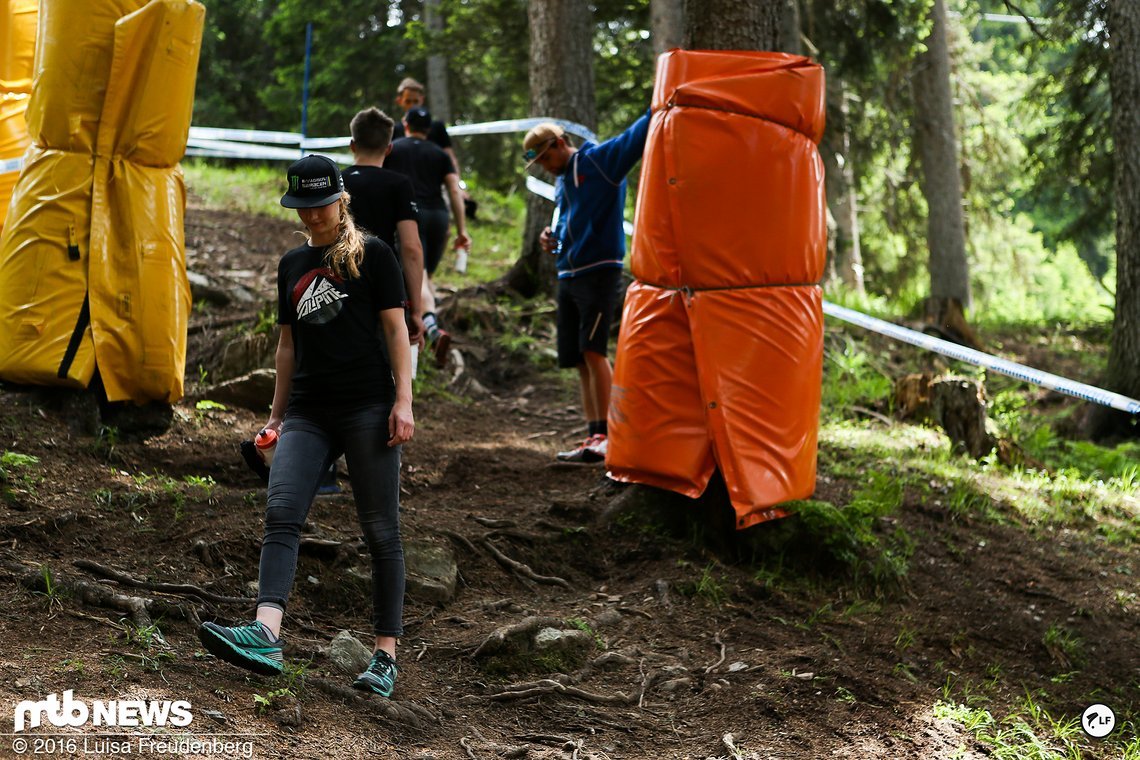 Manon Carpenter stiefelt durch die Wälder