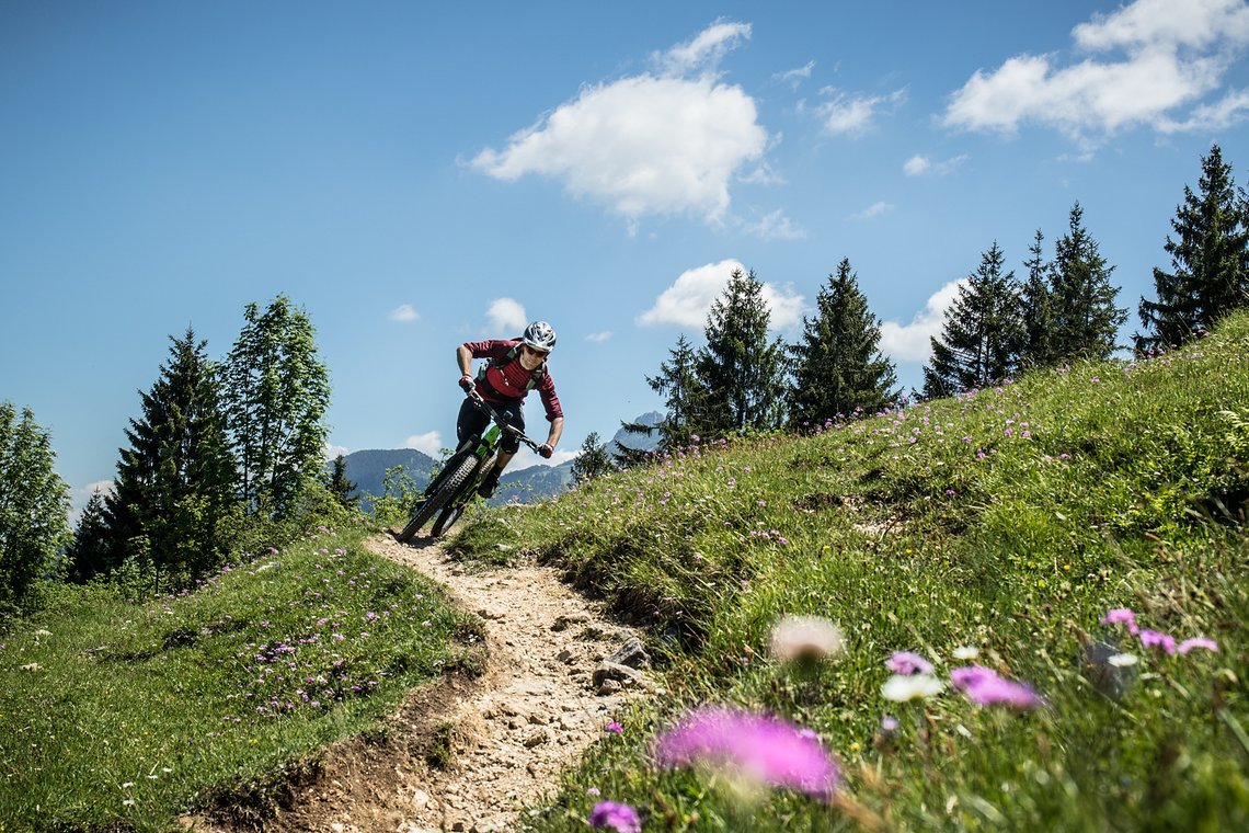 ...Adrian und Max genießen die Chiemgauer Trails