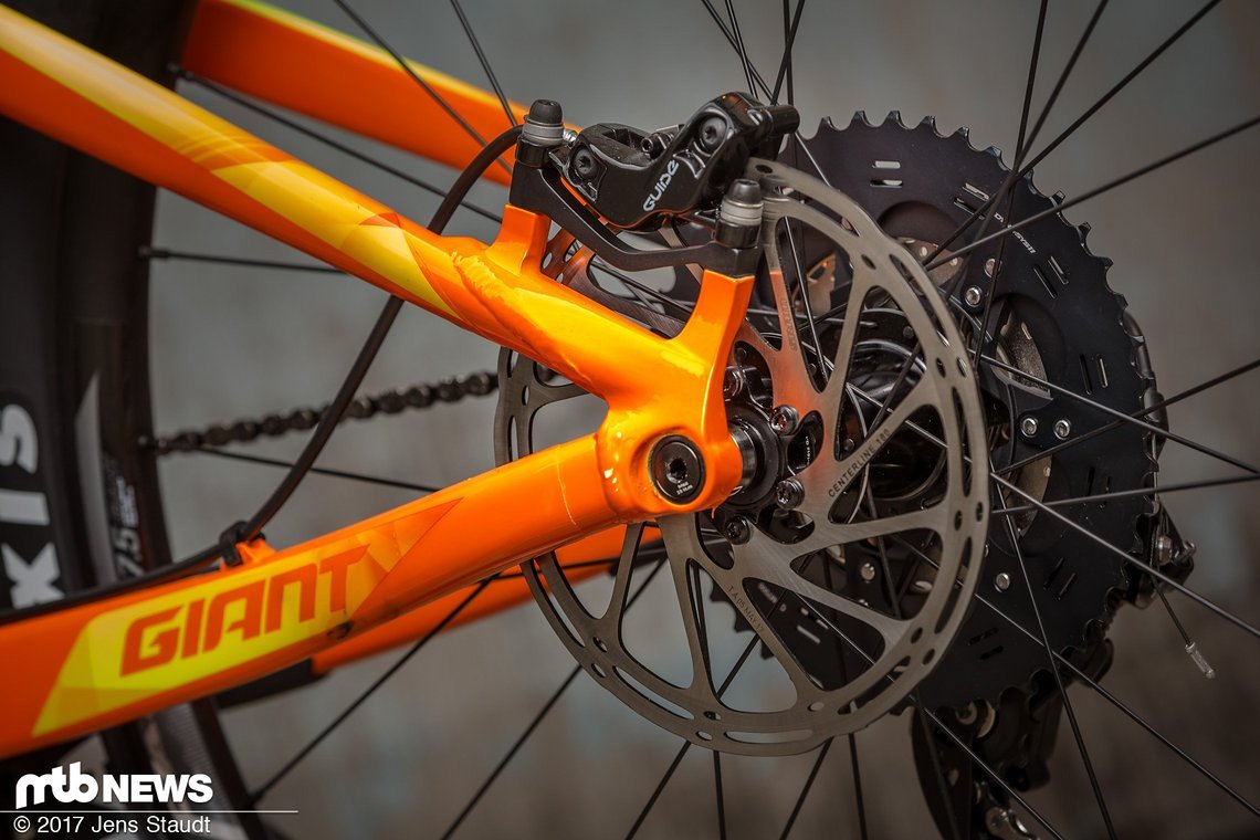 Gebremst wird mit SRAM Guide RS-Bremsen. Vorne ist eine 200 mm Scheibe verbaut, hinten eine 180 mm Scheibe.