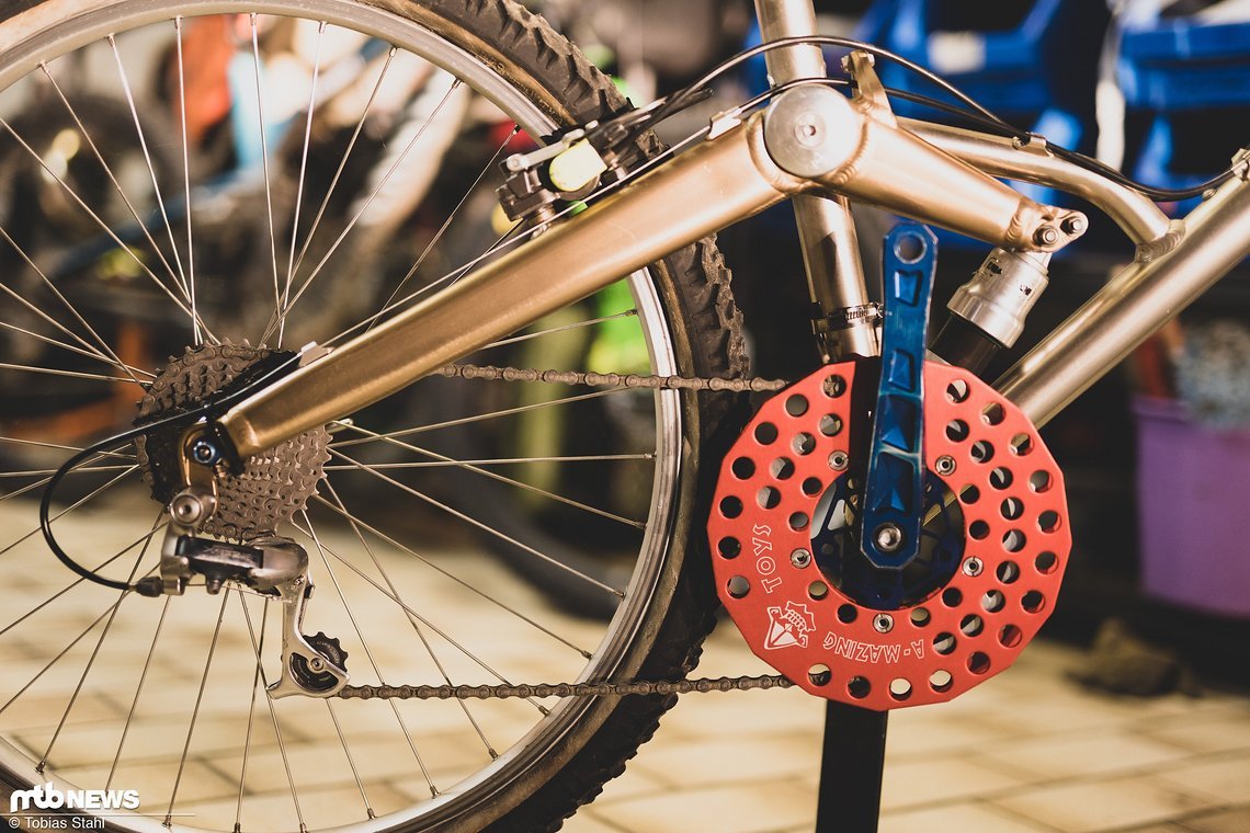 Den Pedalrückschlag dieser Konstruktion könnt ihr euch vorstellen