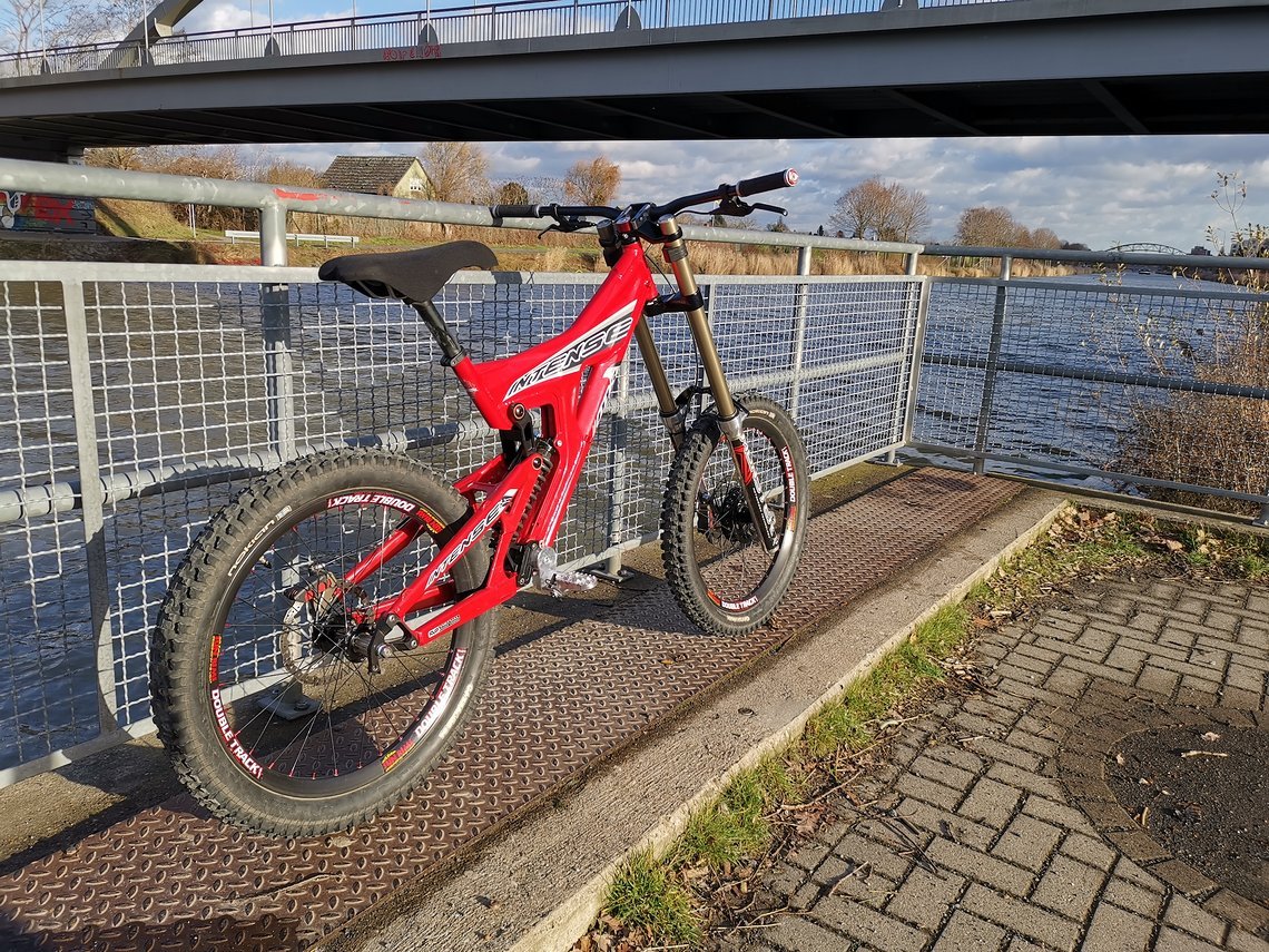 ... und arbeitet mit einem Rock Shox Kage RC am Heck zusammen