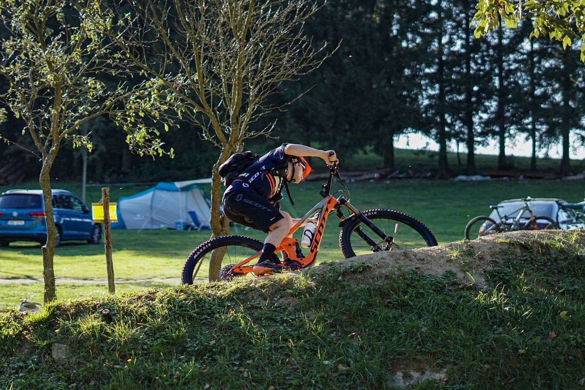 Aufwärmen auf dem Pumptrack, bevor es auf die Trails geht