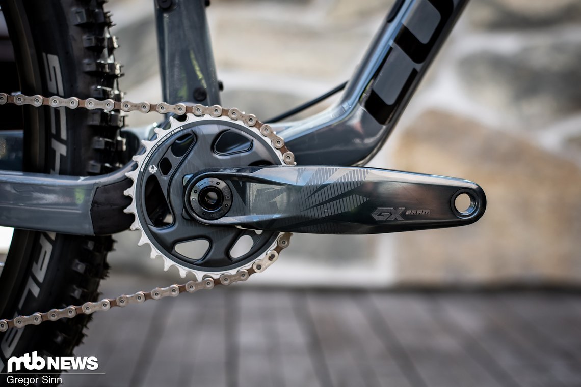 Seine Power leitet man in die neue SRAM GX-Alu-Kurbel ein.