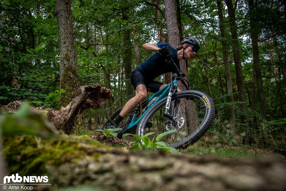 In Kurven und auf dem Trail liefert der Maxxis Rekon die nötige Portion Grip.