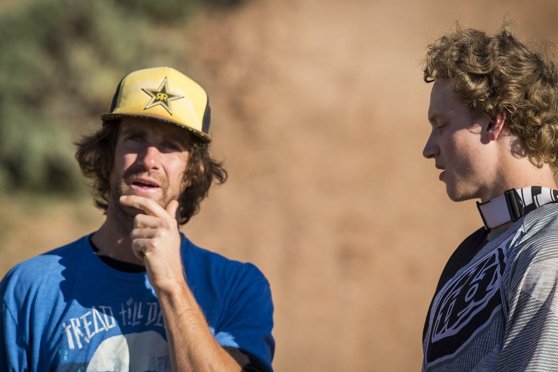 Cam McCaul und Tom van Steenbergen bei der Lagebesprechung