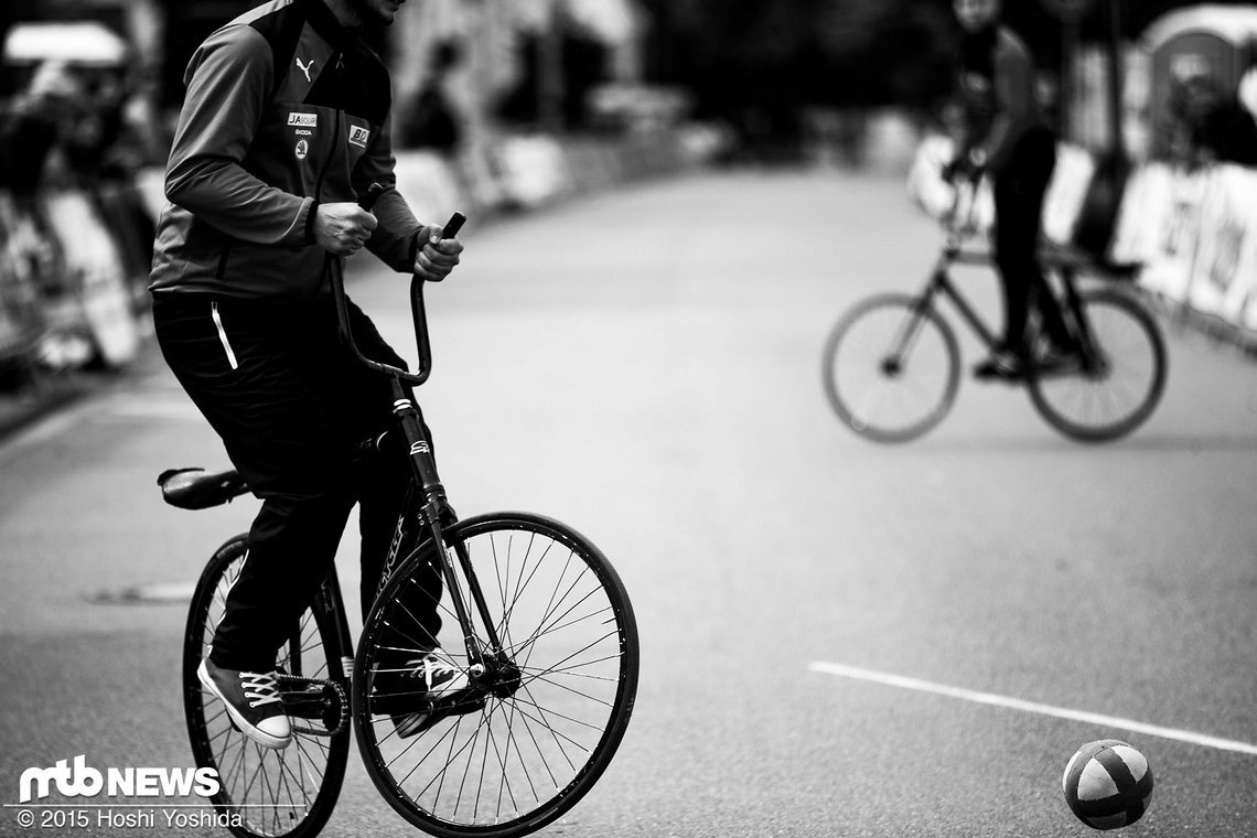 Kleine Showeinlage vom Radballteam vor dem Rennstart