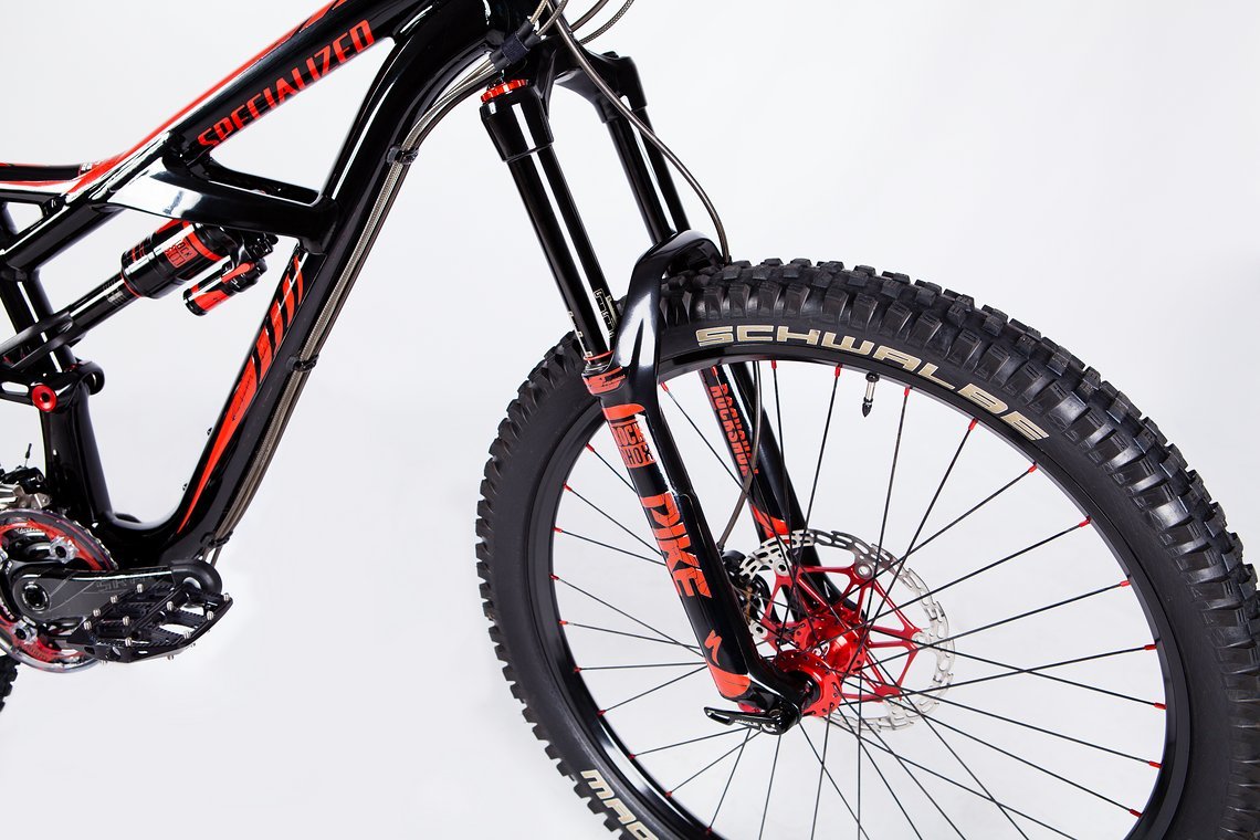 Schwarz rot sollte das Bike werden