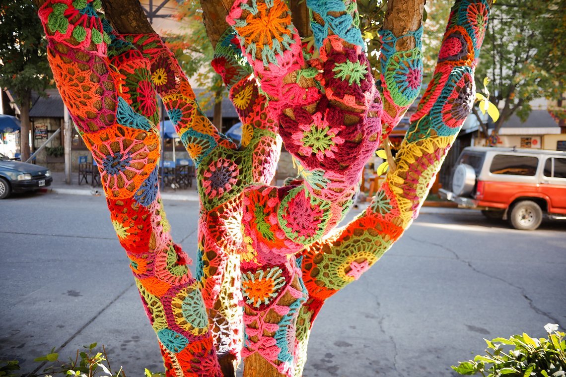 Buntes Bariloches - Hübsche verstrickungen am Baum
