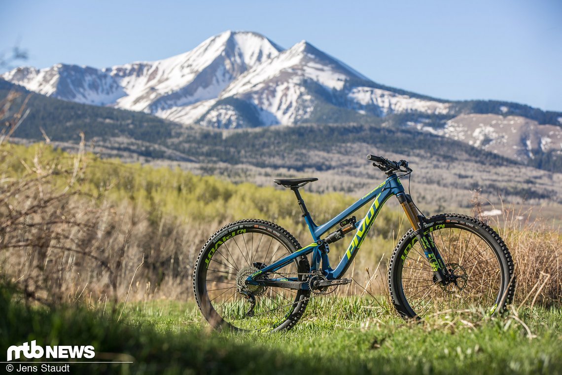 Das neue Pivot Firebird 29 rollt auf großen 29" Laufrädern, verfügt über einen neuen, komplett überarbeiteten Carbon-Rahmen und ist ab 6.099 € zu haben.