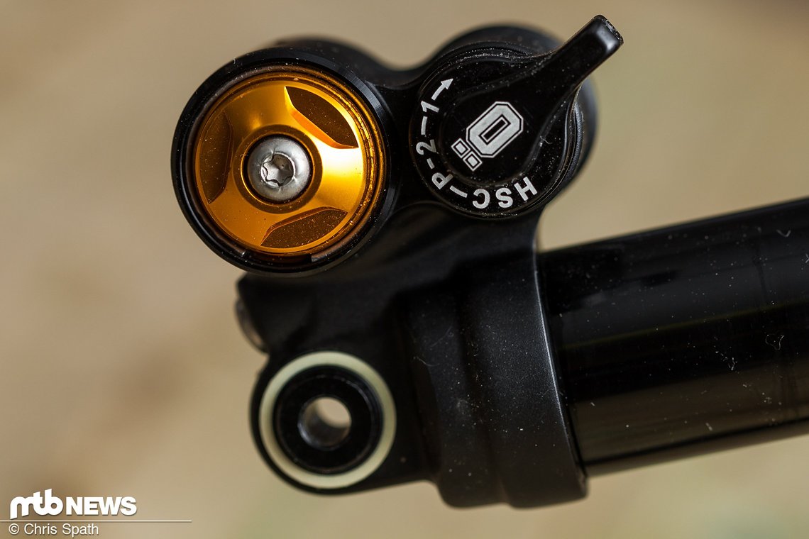 Auf der gegenüberliegenden Seite sitzt der Highspeed-Druckstufen/Pedal-Mode-Hebel