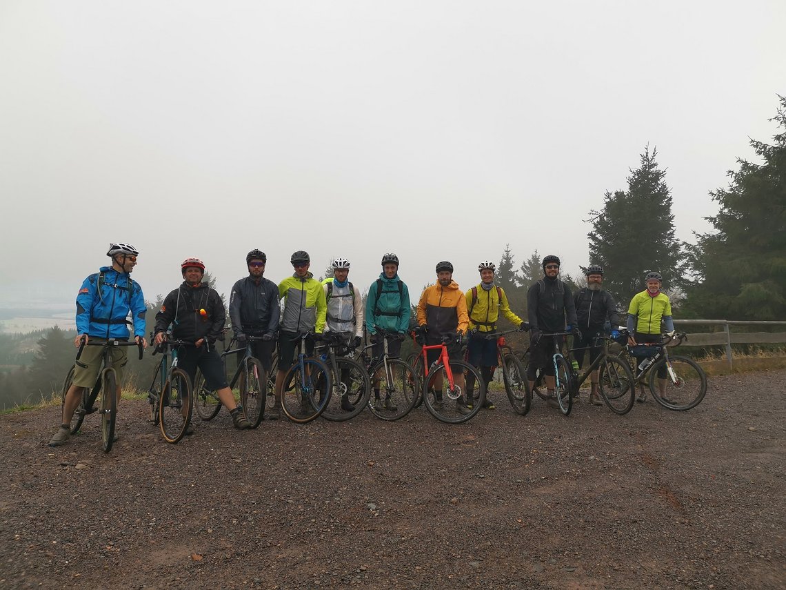 Ein Teil des Teams bei der gemeinsamen „Klassenfahrt“ - dieses Jahr ging es mit Gravelbikes bei mittelmäßigem Wetter über den Rennsteig in Thüringen.