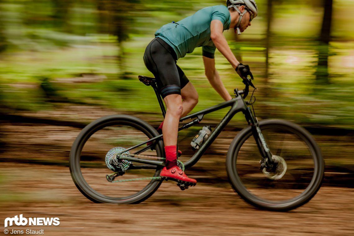 Wenn es um Schnelligkeit und Kletterfähigkeit bei einem XC-Rad geht, spielen das Gewicht und eine sportliche Sitzposition eine entscheidende Rolle!