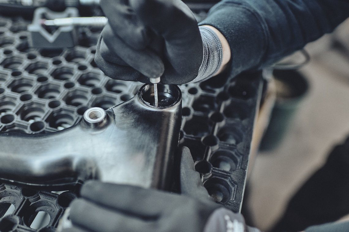 Anschließend wird der Rahmen für das Finish vorbereitet und letzte Details wie die Sattelrohrklemmschlitze werden gefräst.