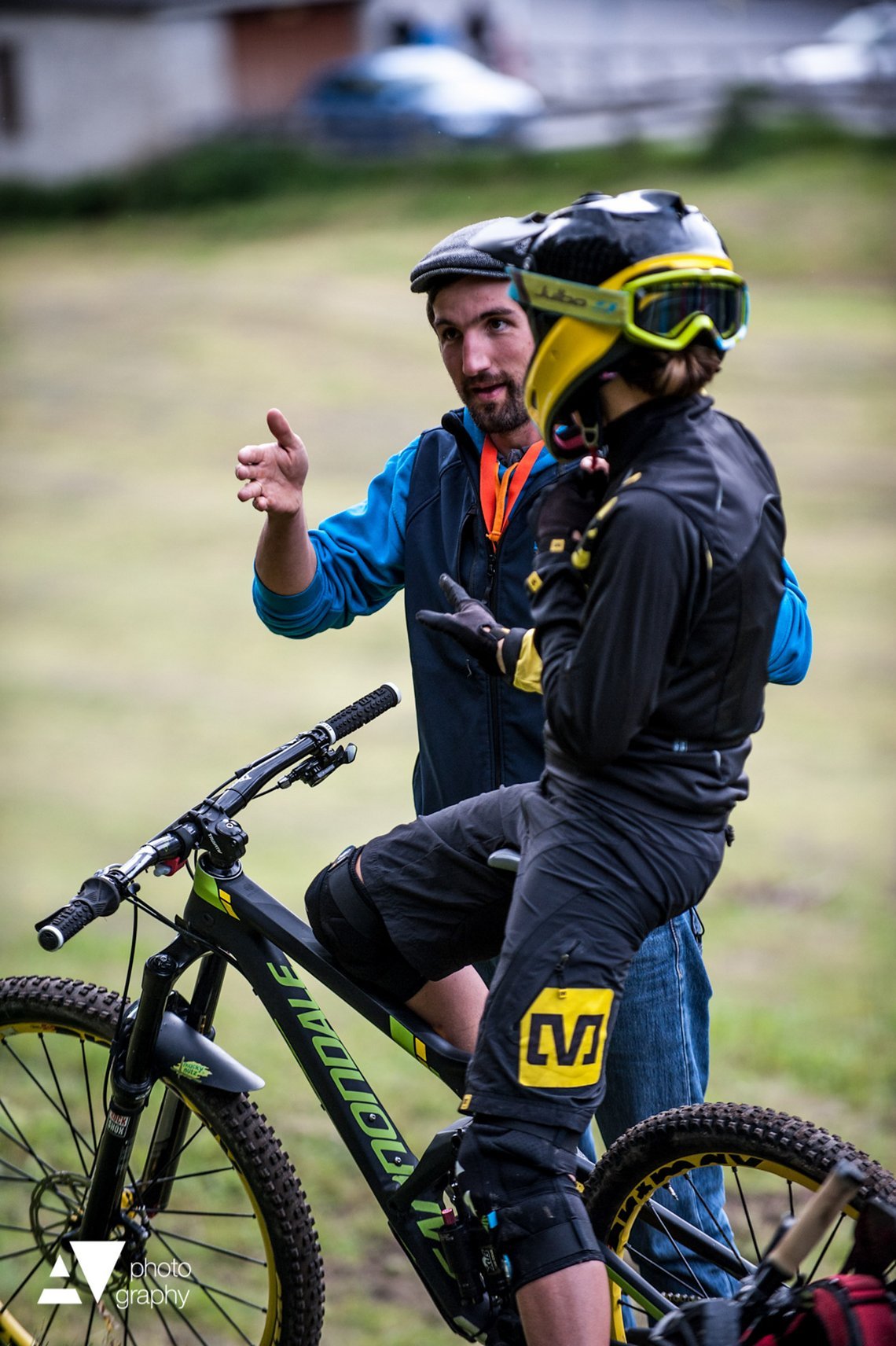 Pauline organsiert selbst Endurorennen - ein Fachgespräch unter Kollegen.