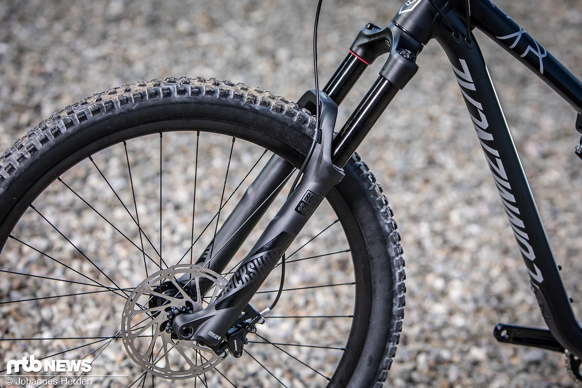 Vorne setzt Commençal auf die bewährte RockShox Pike