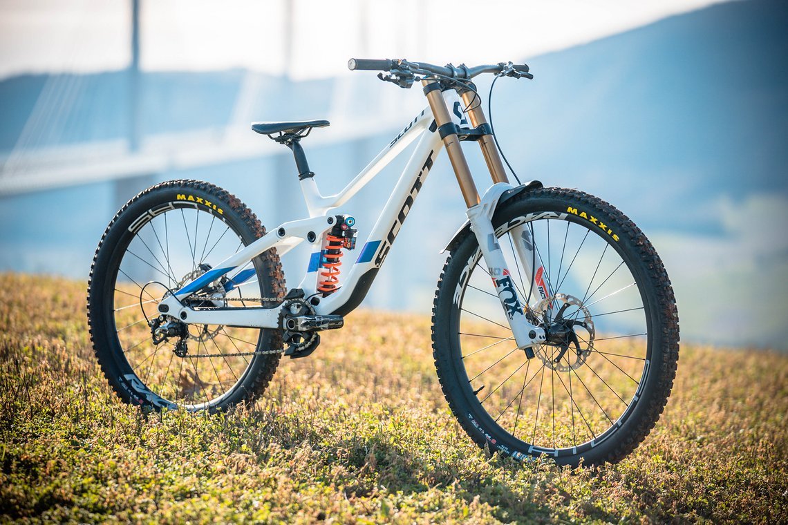 Das Scott Gambler rollt 2021 auf Race Face-Laufrädern und bremst und schaltet mit Shimano-Komponenten.
