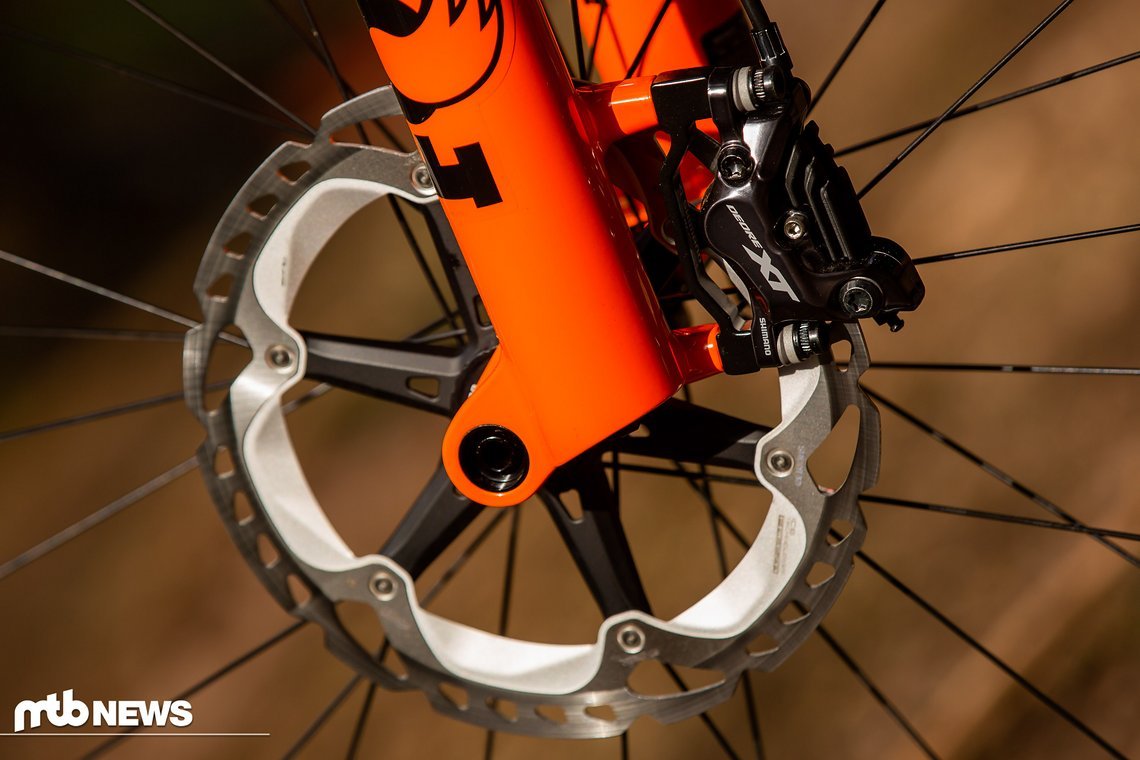 Die Shimano XT Trail Bremsanlage passt mit ihrer Power gut zum Enduro. Auch die Ergonomie der Hebel überzeugt.