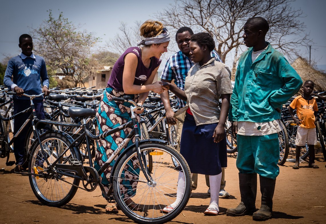 Eine Gemeinde in Sambia erhält neue Buffalo Bikes