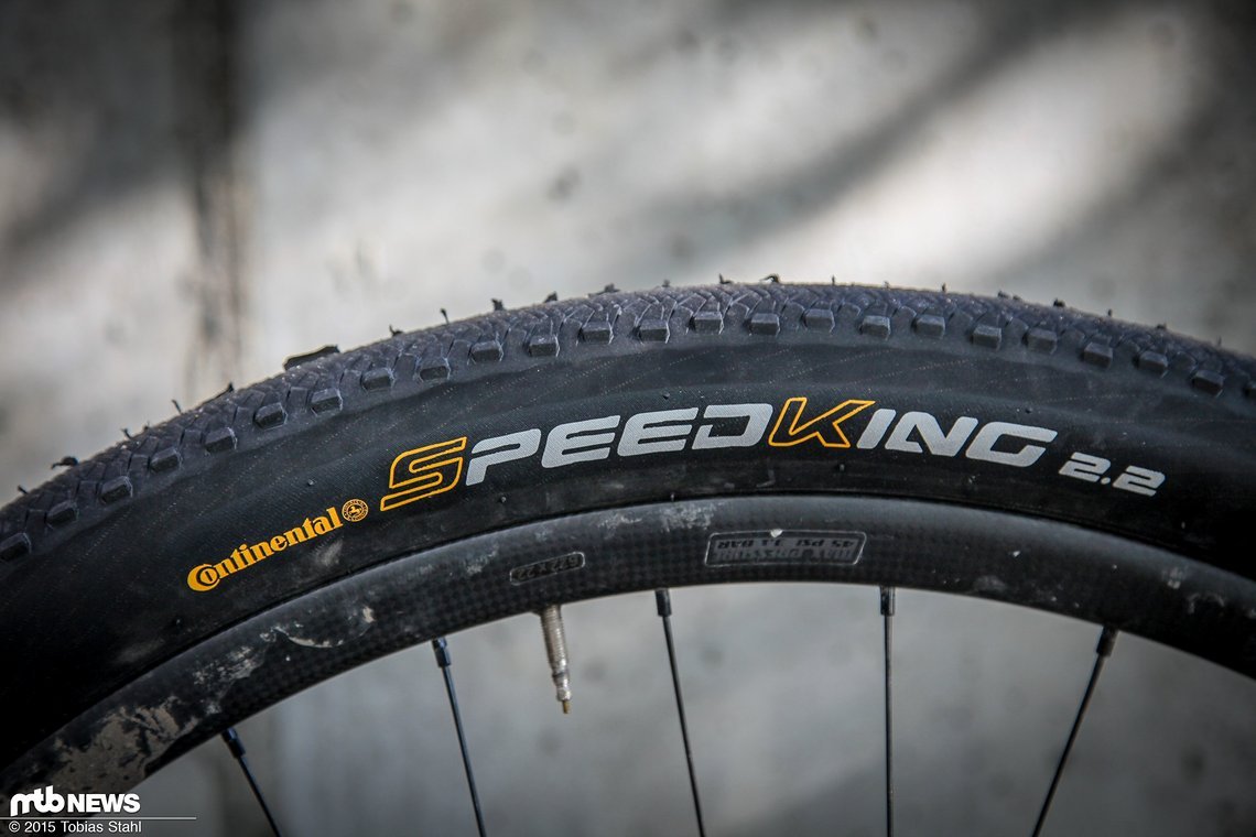 Flacher wird's nicht: der Speed King 2.2 ist auf maximalen Vortrieb getrimmt. Dafür sorgen die leichte RaceSport Karkasse und die BlackChili Gummimischung