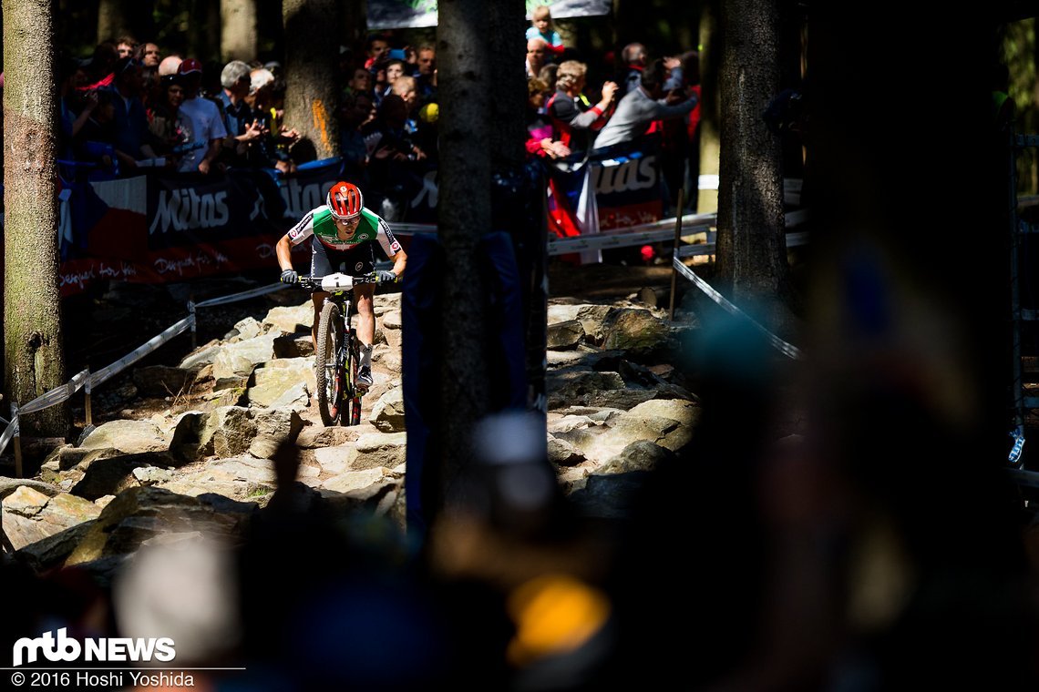 Nino Schurter kann sich in der vierter Runde von seinen Konkurrenten absetzen.