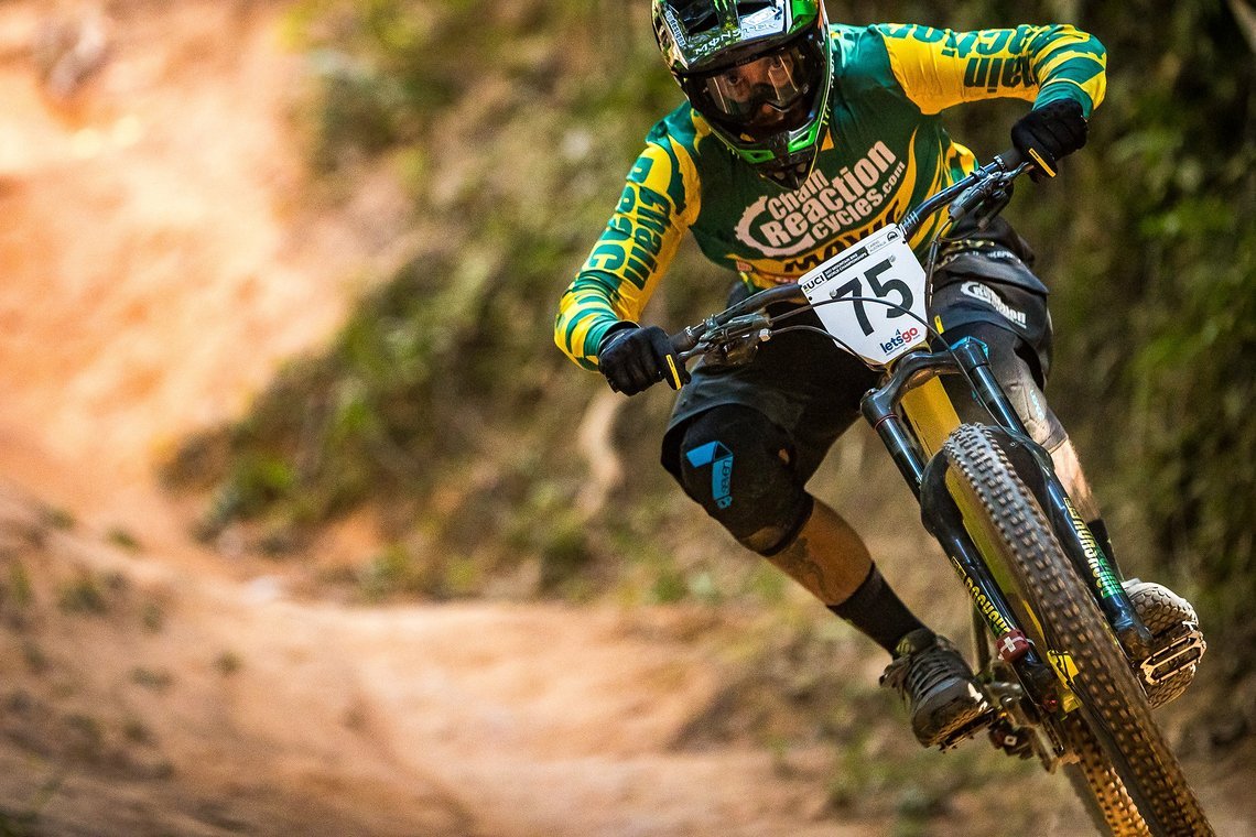 Selbst die Downhill Weltmeisterschaft in Cairns bestritt er auf dem schnellen Enduro