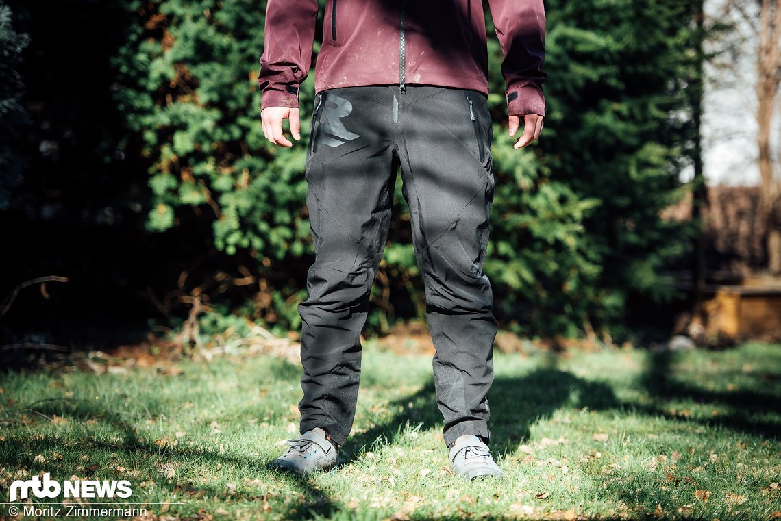 Die Race Face Agent Winter Pants punktet mit einer 10.000er Wassersäule und durchdachten Detaillösungen.