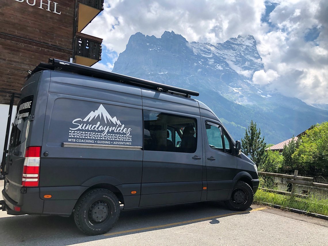 Das Schiff ist gelandet, im Hintergrund lässt sich schon die die Eiger-Nordwand erahnen.