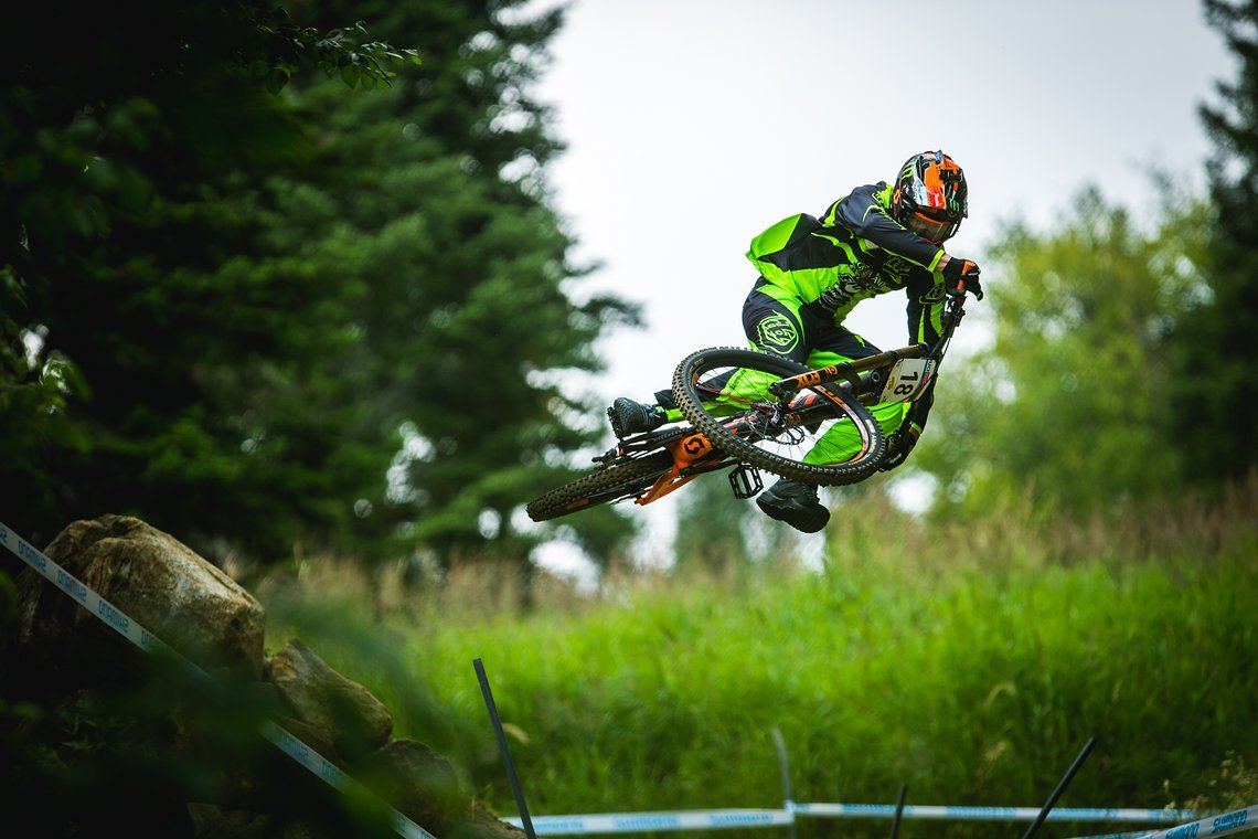Bei diesem Foto stimmt einfach alles: Brendan Fairclough, mit Flatpedalen, fliegt einbeinig mit Style in eine Kurve. Auf dem Rest des Strecke konzentrierte er sich allerdings voll auf Geschwindigkeit.