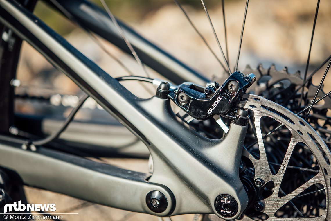 Sram Guide R-Bremsen bringen das Smuggler zum Stehen. Bei Transition setzt man sowohl vorne als auch hinten auf 180 mm Bremsscheiben.