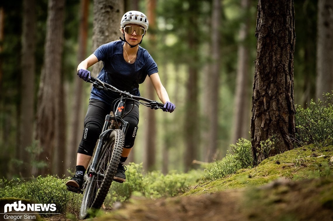 Testerin Natasza trägt das iXS-Outfit in Größe S.