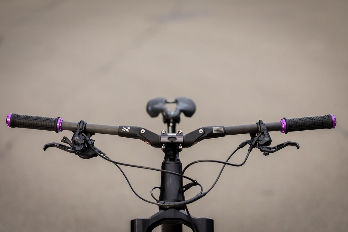 Ein besonderes Detail am Bike ist sicherlich der Fasst Company Flexx Enduro Lenker