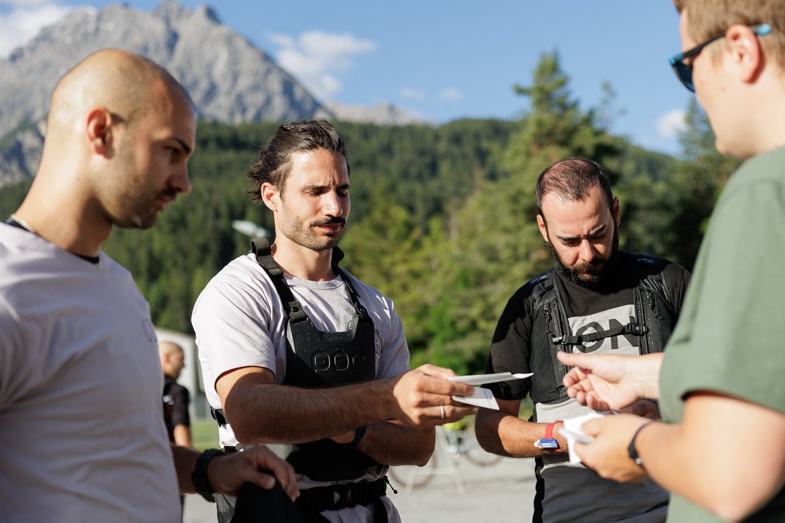 38 - Zurück am Eventgelände werden die Zeiten verglichen und schon steht das Abendessensbuffet bereit  Foto (c) Dominik Täuber jpg