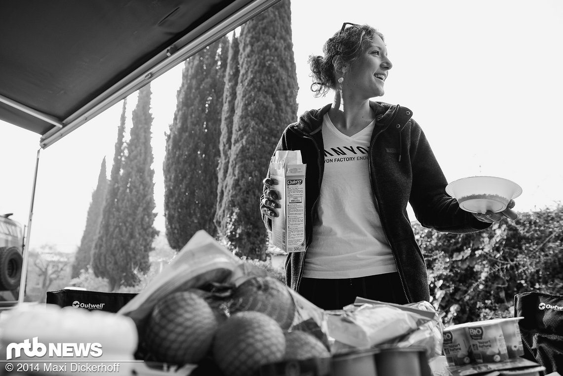 Ines kümmert sich um's Team-Frühstück