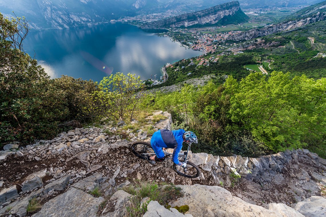 Der Monte Brione verrät die Location eindeutig – Willkommen in Gardasee