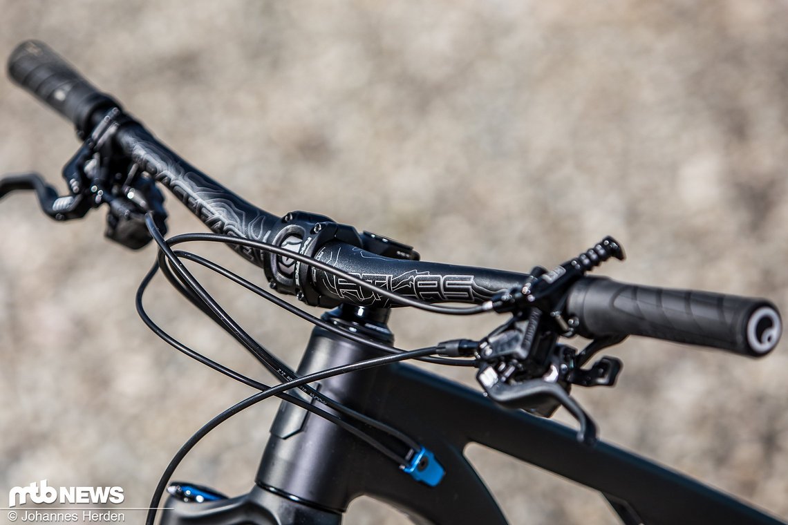 Stimmige Ausstattung am Rose Root Miller: Ein 800 mm breiter und sehr steifer Race Face Atlas-Lenker …