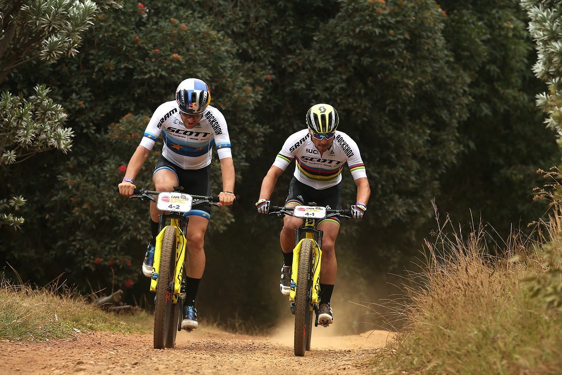 Lars Forster und Nino Schurter unterwegsin Richtung Gelb! 40 Sekunden Vorsprung nehmen die beiden Eidgenossen auf die sieben noch anstehenden Etappen