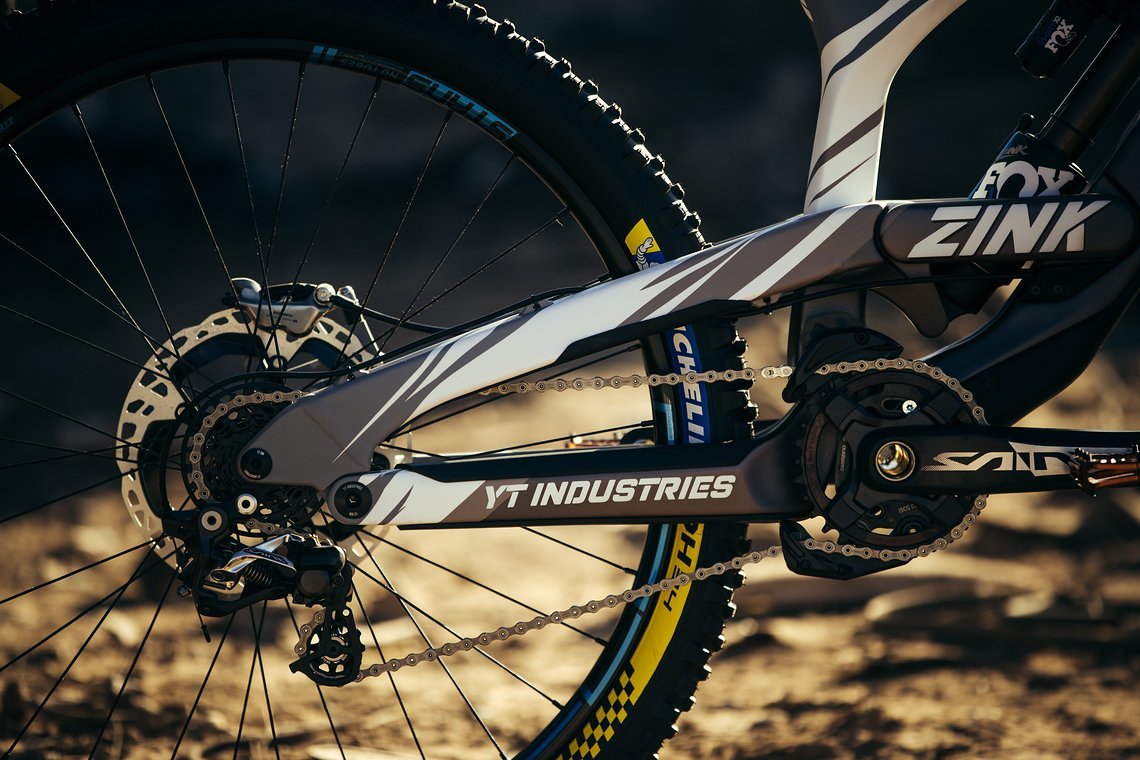 Der einzige Farbtupfer am ansonsten eher dezent designten Bike sind die knalligen Seitenwände der Michelin-Bereifung. Foto: Ale di Lullo