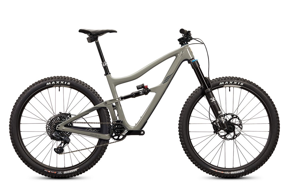 Den Einstieg in die Ripmo V2-Komplettwelt macht die 5.198 € teure NX-Variante. Alle Komplettbikes kommen mit Fox-Fahrwerk.