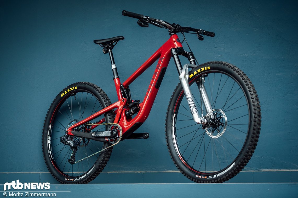 Das Juliana Maverick ist durchweg mit absoluten High-End-Komponenten von SRAM ausgestattet und bringt lediglich 13,32 kg auf die Waage.