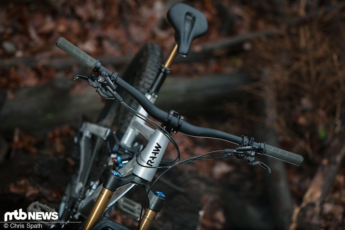 Acros Cockpit, Ergon Griffe und Sattel, dazu Kashima auch an der Fox Transfer
