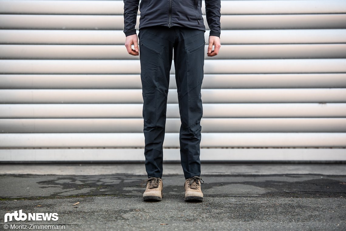 Dank etwas längerem Schnitt und weiterem Bein-Abschluss, aber auch aufgrund des sehr flexiblen und angenehmen Materials glänzt die Specialized Demo-Hose in der Kategorie Tragekomfort!